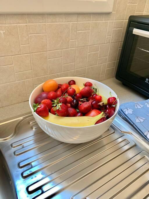 Spacious 4-Bedroom Family Home, 100M From Metro Athens Ngoại thất bức ảnh