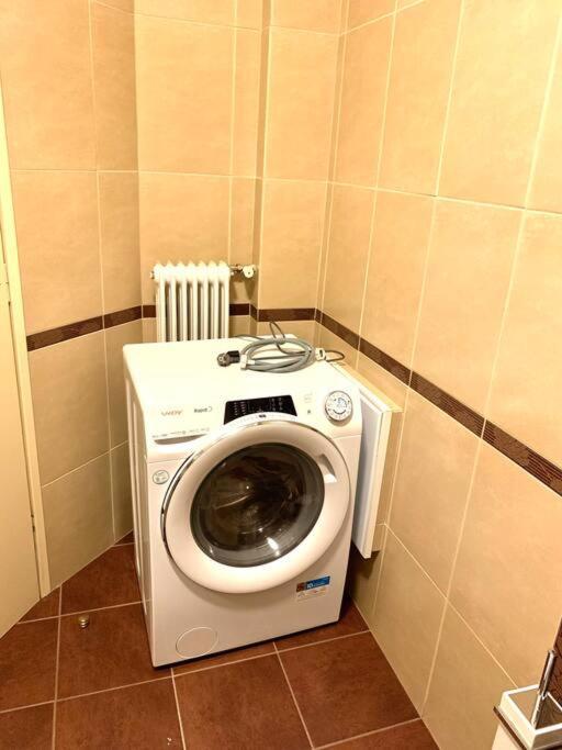 Spacious 4-Bedroom Family Home, 100M From Metro Athens Ngoại thất bức ảnh